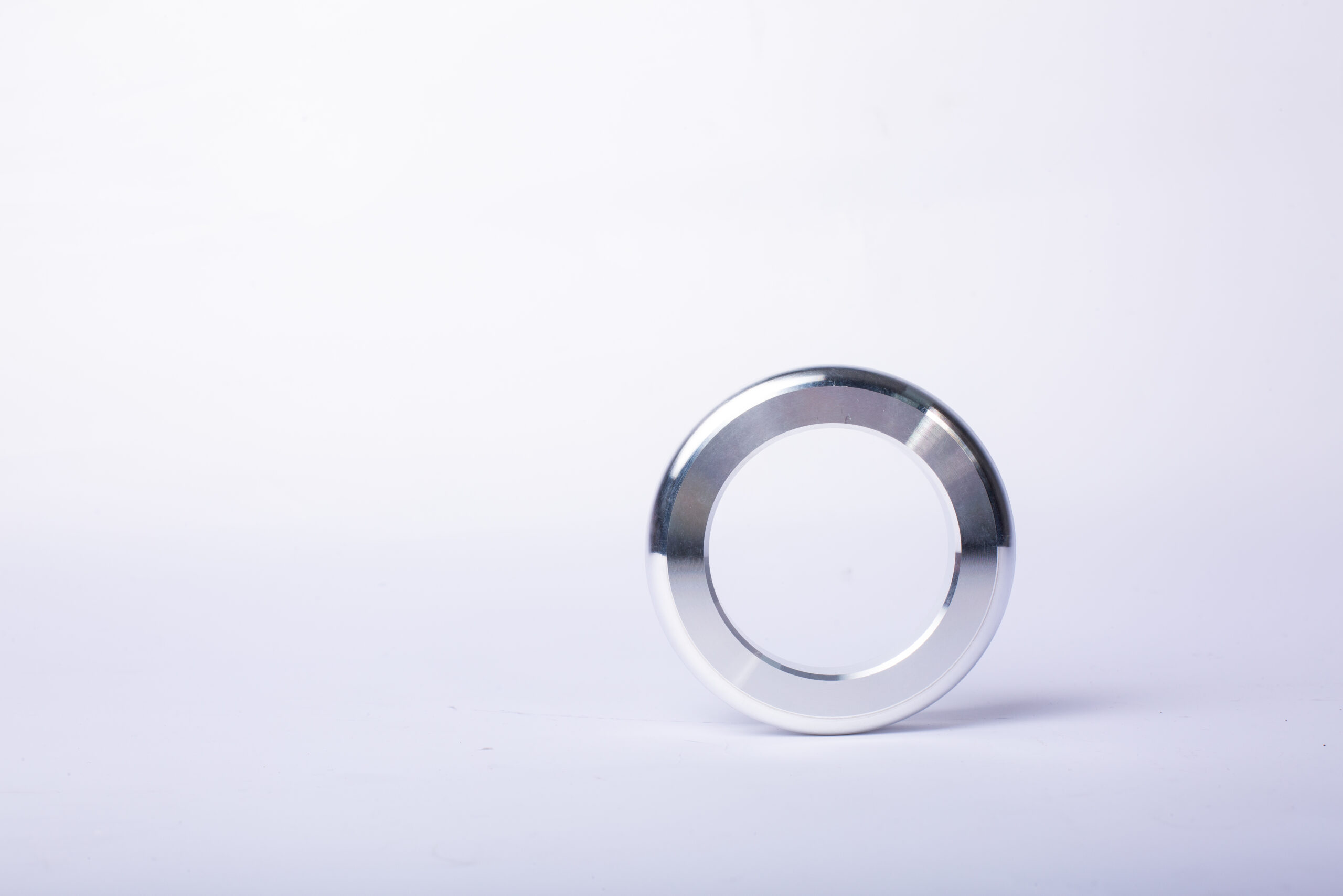 How does the forging process affect the microstructure of aluminum?