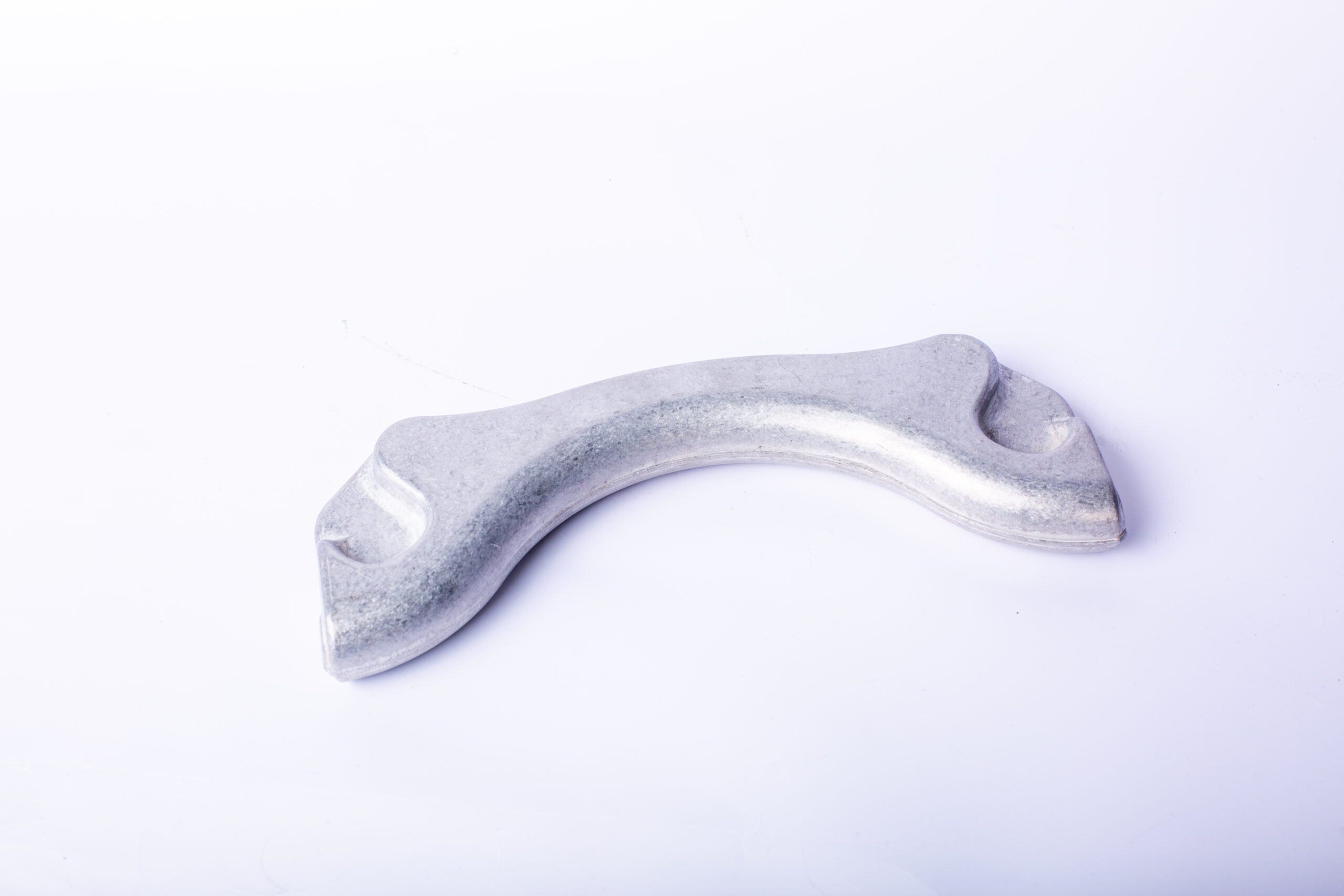 What are the typical packaging and shipping methods for aluminum extruded products?